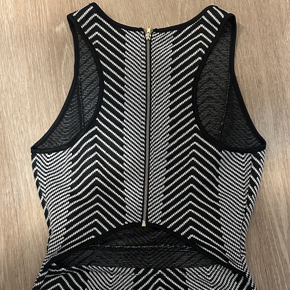 Elegant Black and White Chevron Backless Dress - Picture 4 of 4